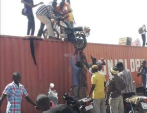 تسلق حاويات الكباري 