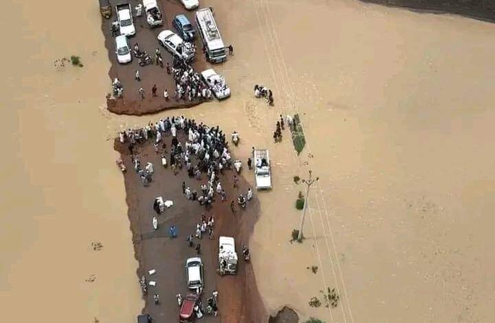 الامطار تقطع الطريق