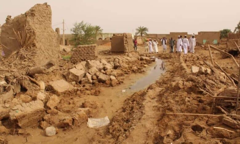 مواطنون يهاجمون والي نهر النيل في حضور البرهان