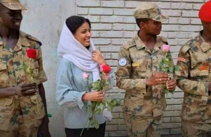 بائعة الورد توزع زهور للجيش في عيده