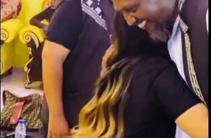 أحضان بين فضيل و آية افرو تثير الجدل