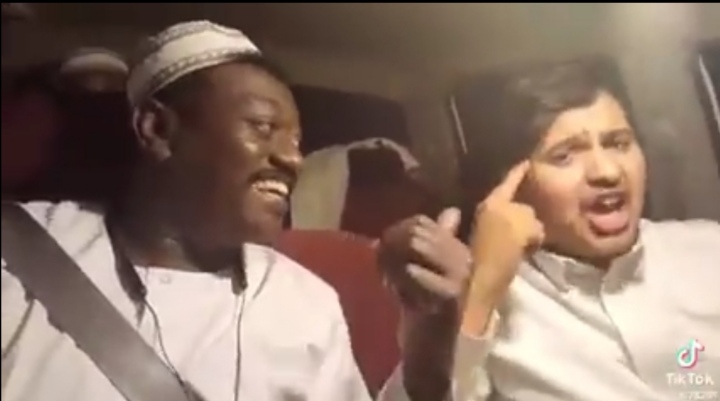 فتى سعودي يغني لمحمد النصري