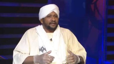 صديق الصادق المهدي يتسلم جواز سفره