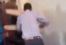 مراقب في مركز امتحانات بكسلا