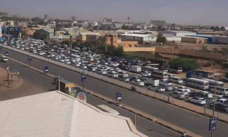 احاط الغموض إجراءات بمطار الخرطوم تم اتخاذها في ربكة بين المسافرين و شبه اغلاق للشوارع المحيطة به مما تسبب في صعوبات بالغة بحركة المرور.