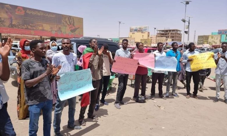 احيا متظاهرون في الخرطوم وعدد من ولايات البلاد ذكرى 6 أبريل 2019 ظهر اليوم حيث نظموا احتجاجات متفرقة.