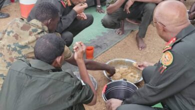 تناول قائد الجيش عبد الفتاح البرهان إفطار رمضان اليوم وسط قواته في سلاح المدرعات فيما أجرى قائد الدعم السريع محمد حمدان حميدتي اتصالات هاتفية مع مسؤولين غربيين.