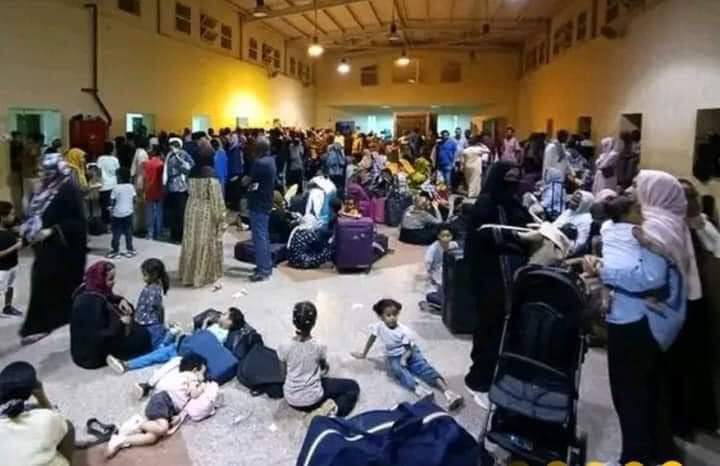 كشف سودانيون لاجئون إلى مصر عبر الطريق البري عن معاناة كبيرة في المعبر الحدودي مع اسوان والذي يشهد تكدسا كبيرا للباصات.