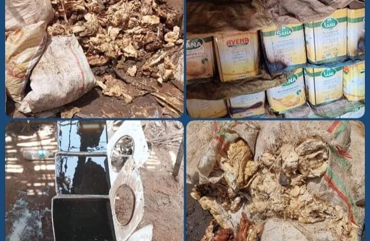 عيد الفطر المبارك.. متهم يستخلص السمن والزيوت من الحيوانات النافقة ويبيعها