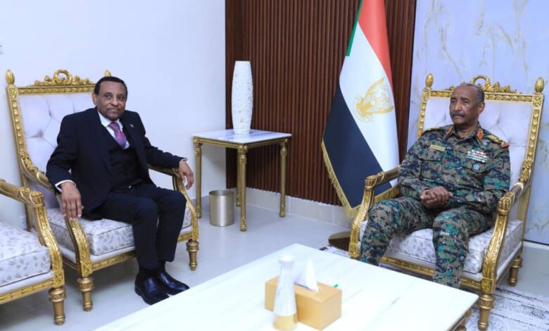 أول تصريحات لرئيس الوزراء كامل إدريس بعد أداء القسم أمام البرهان