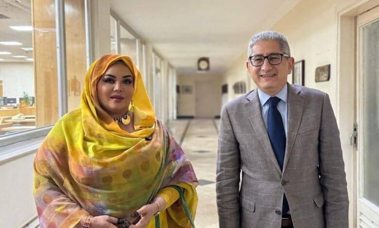 رئيس تحرير الاهرام المصرية يتنصل عن صورة جمعته بندى القلعة