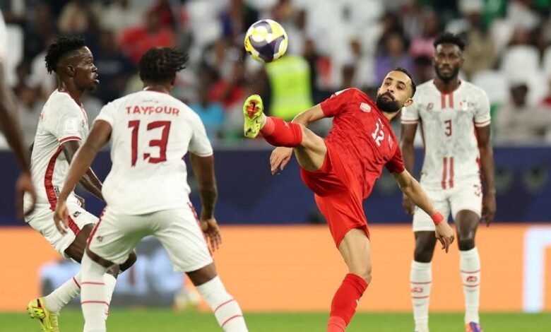 متذيلاً مجموعته