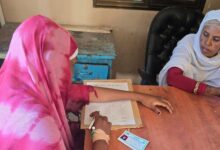 نموذج استثنائي: طالبة تؤدي امتحان الشهادة