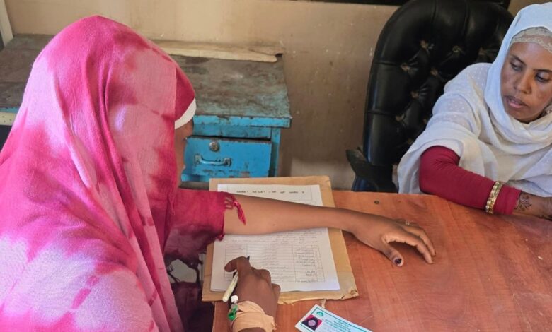 نموذج استثنائي: طالبة تؤدي امتحان الشهادة